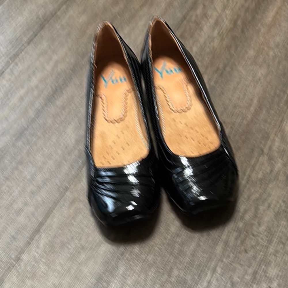 Yuu Black Slip-On Flats with Glossy Finish